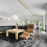 4 Bedroom Cozy In Сasa de vacaciones