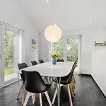 4 Bedroom Cozy In Ålbæk