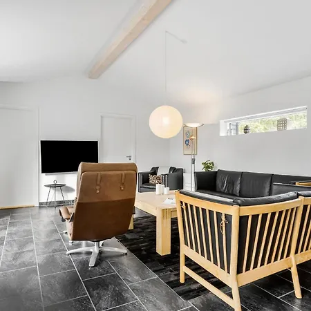 4 Bedroom Cozy In Nyaraló *